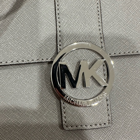 Cute MK crossbody, silver chain and logo. - Picture 4 of 4